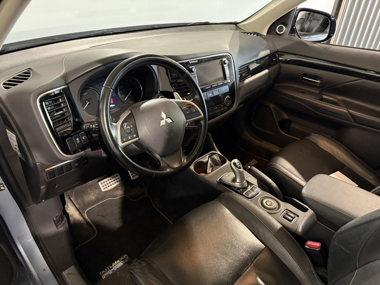 Mitsubishi Outlander 2.0 PHEV Instyle |2013 | 268.145 km | 3-TBJ-10 - Mobil SUV: gambar 4 Mitsubishi Outlander 2.0 PHEV Instyle |2013 | 268.145 km | 3-TBJ-10 - Mobil SUV: gambar 4