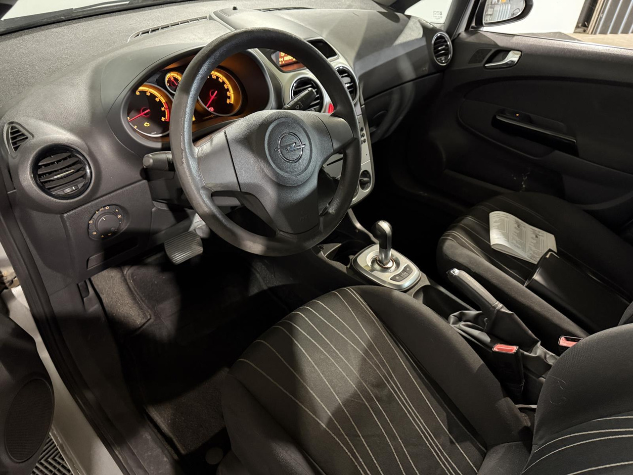 Opel | Corsa | 1.2-16V Cosmo Automaat | 2009 | 245.713 km | 45TJL8 | Geen oordeel - Hatchback: gambar 3 Opel | Corsa | 1.2-16V Cosmo Automaat | 2009 | 245.713 km | 45TJL8 | Geen oordeel - Hatchback: gambar 3
