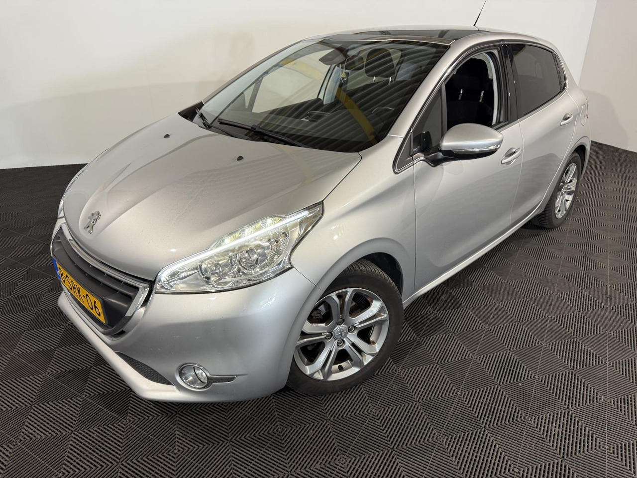 Peugeot 208 1.2 VTi Allure | 2013 | 160.154 km | 8-SRK-06 - Hatchback: gambar 1 Peugeot 208 1.2 VTi Allure | 2013 | 160.154 km | 8-SRK-06 - Hatchback: gambar 1
