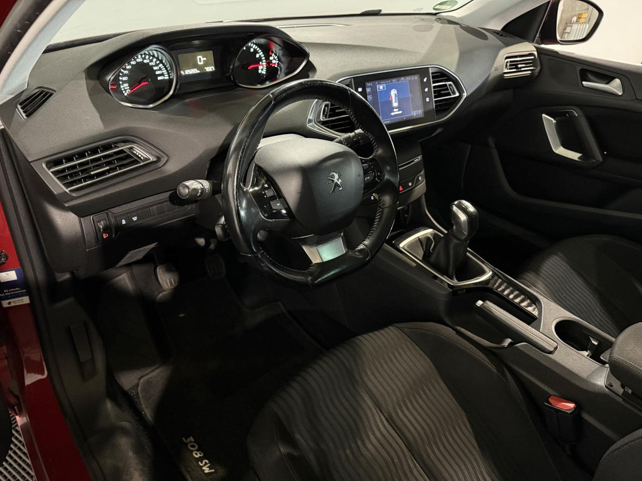 Peugeot | 308 SW | 1.2 PureTech Blue Lion | 2017 | 125.283 km | NL320L | Logisch - Mobil: gambar 4 Peugeot | 308 SW | 1.2 PureTech Blue Lion | 2017 | 125.283 km | NL320L | Logisch - Mobil: gambar 4