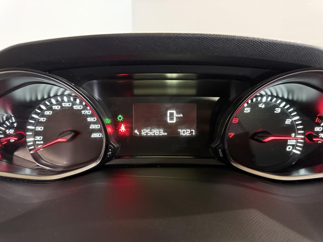 Peugeot | 308 SW | 1.2 PureTech Blue Lion | 2017 | 125.283 km | NL320L | Logisch - Mobil: gambar 5 Peugeot | 308 SW | 1.2 PureTech Blue Lion | 2017 | 125.283 km | NL320L | Logisch - Mobil: gambar 5