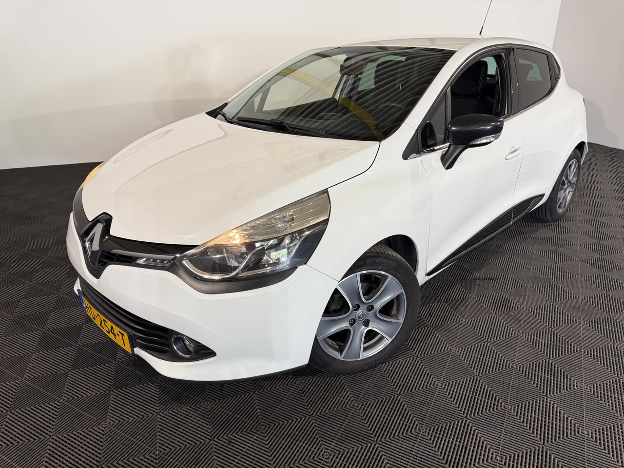 Renault Clio 0.9 TCe ECO Night&Day | 2015 | 170.065 km | HD-254 T - Hatchback: gambar 1 Renault Clio 0.9 TCe ECO Night&Day | 2015 | 170.065 km | HD-254 T - Hatchback: gambar 1