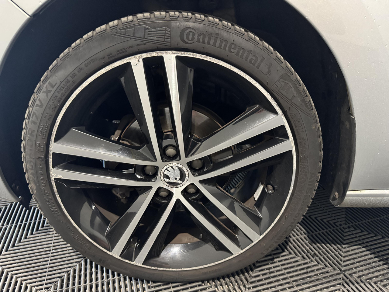 Skoda Rapid Spaceback 1.2 TSI Greentech Ambition Businessline | 2015 | 274.606 km |GH-920-F - Hatchback: gambar 2 Skoda Rapid Spaceback 1.2 TSI Greentech Ambition Businessline | 2015 | 274.606 km |GH-920-F - Hatchback: gambar 2