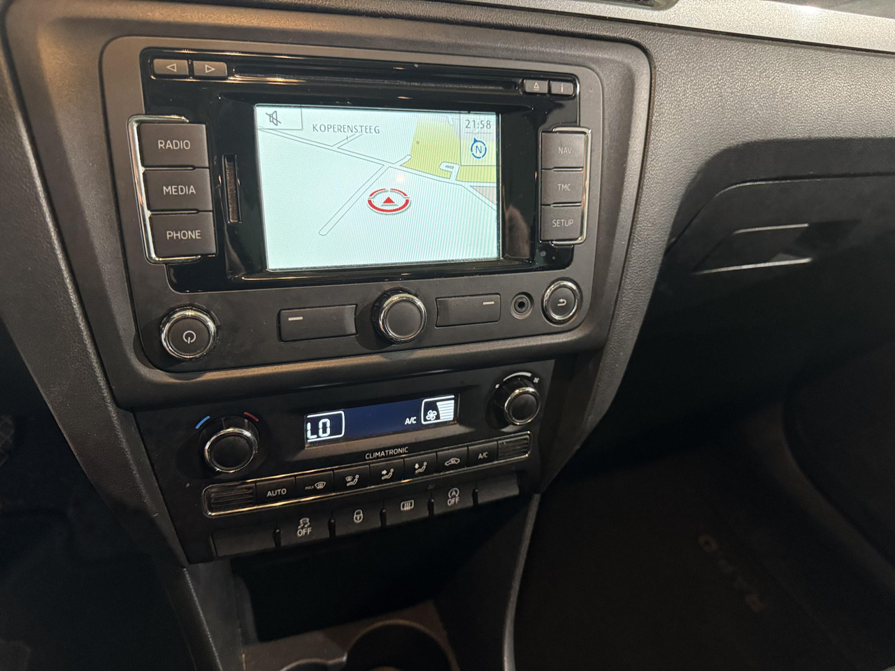 Skoda Rapid Spaceback 1.2 TSI Greentech Ambition Businessline | 2015 | 274.606 km |GH-920-F - Hatchback: gambar 3 Skoda Rapid Spaceback 1.2 TSI Greentech Ambition Businessline | 2015 | 274.606 km |GH-920-F - Hatchback: gambar 3