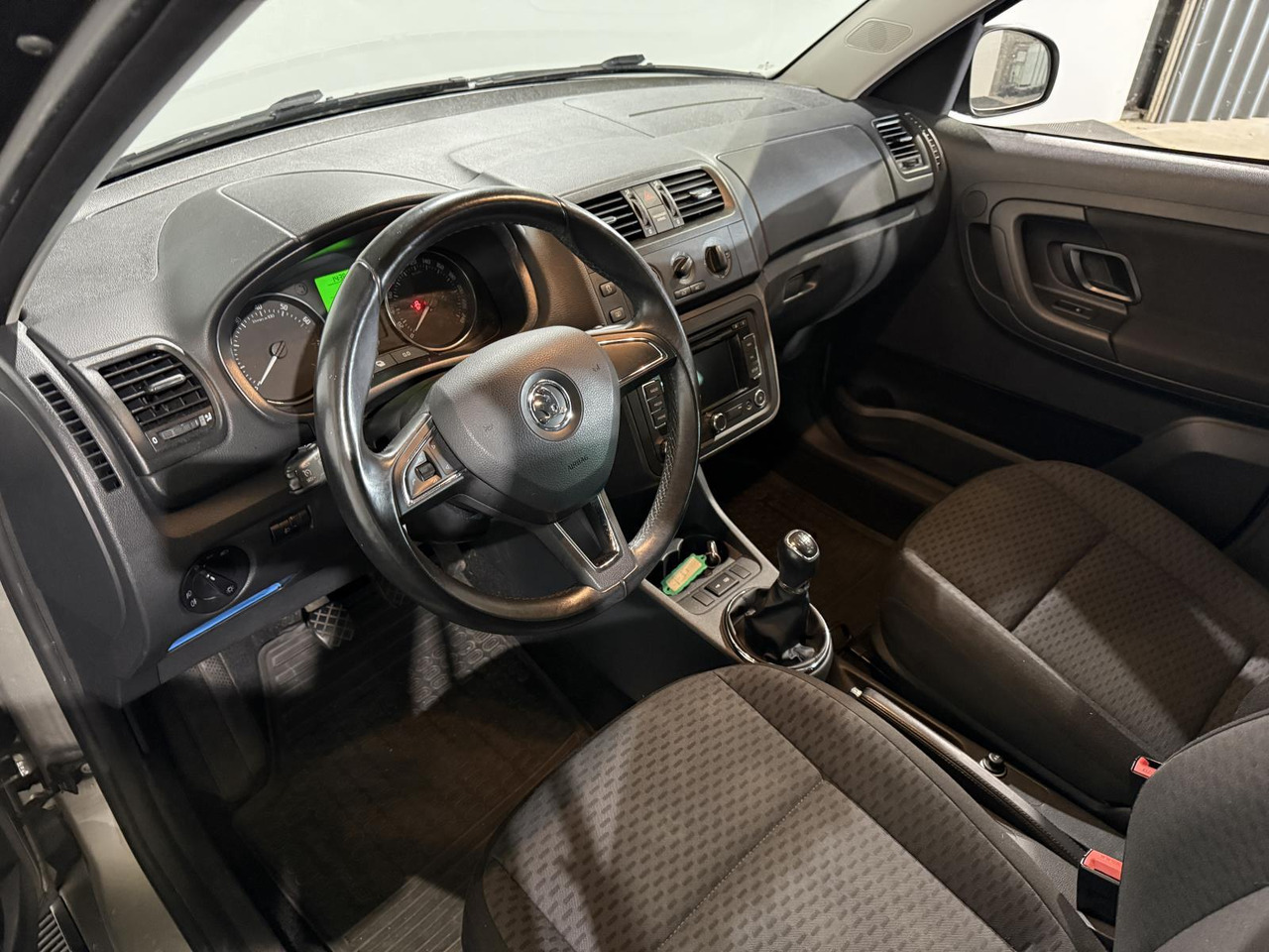 Skoda Roomster 1.2 TSI Drive | 2015 | 119.156 km | 2-XTS-79 - Mobil: gambar 4 Skoda Roomster 1.2 TSI Drive | 2015 | 119.156 km | 2-XTS-79 - Mobil: gambar 4