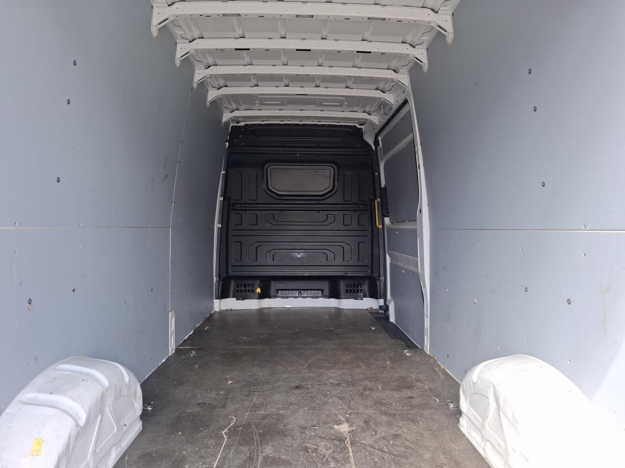 Volkswagen Crafter 35 2.0 TDI L4H3 | 2022 | 135.282 km | VPR-84-T - Van panel: gambar 2 Volkswagen Crafter 35 2.0 TDI L4H3 | 2022 | 135.282 km | VPR-84-T - Van panel: gambar 2