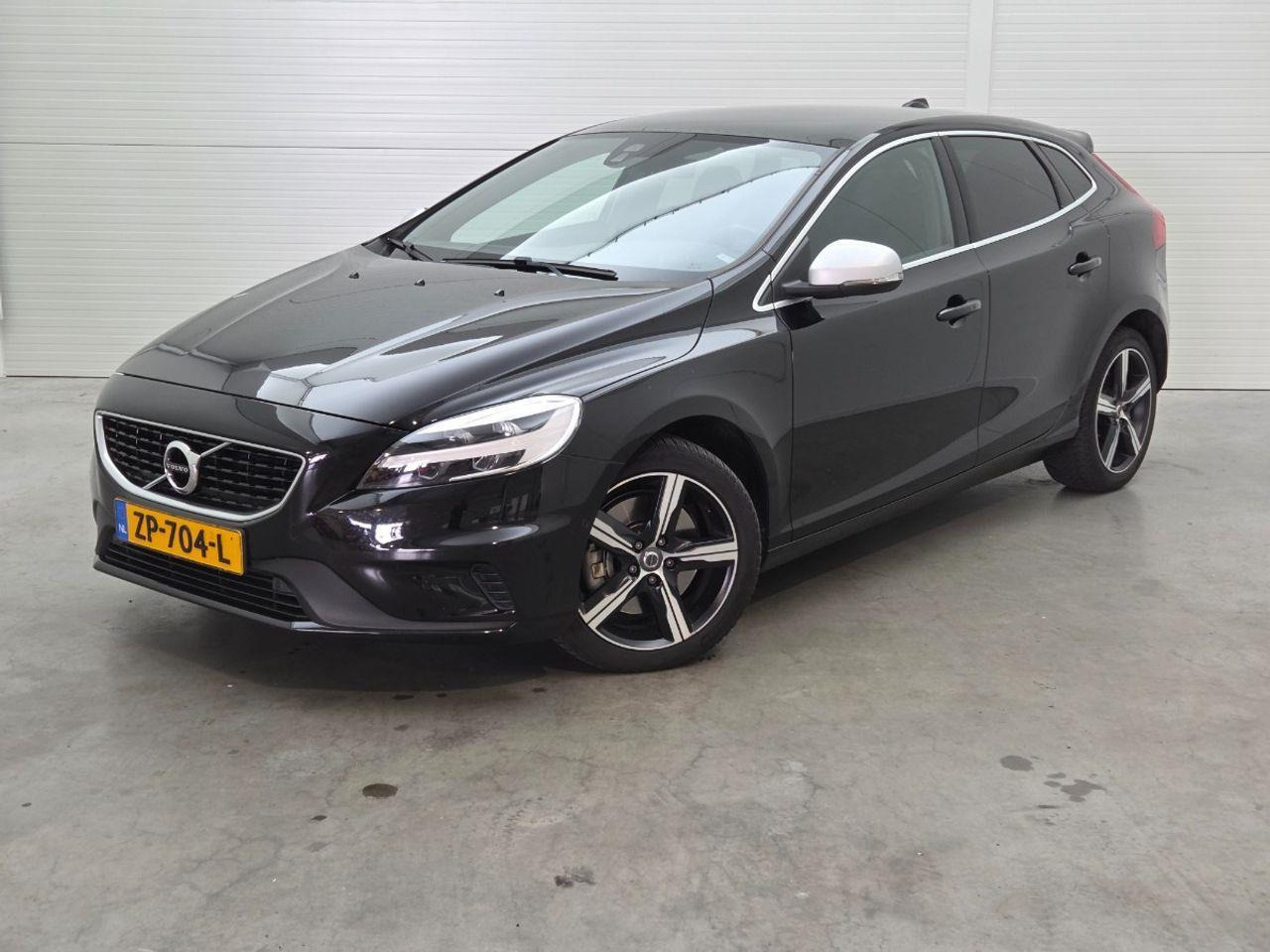 Volvo V40 1.5 T3 Polar+ Sport | 2019 | 151.644 km | ZP704L | NAP: Logisch - Mobil: gambar 1 Volvo V40 1.5 T3 Polar+ Sport | 2019 | 151.644 km | ZP704L | NAP: Logisch - Mobil: gambar 1