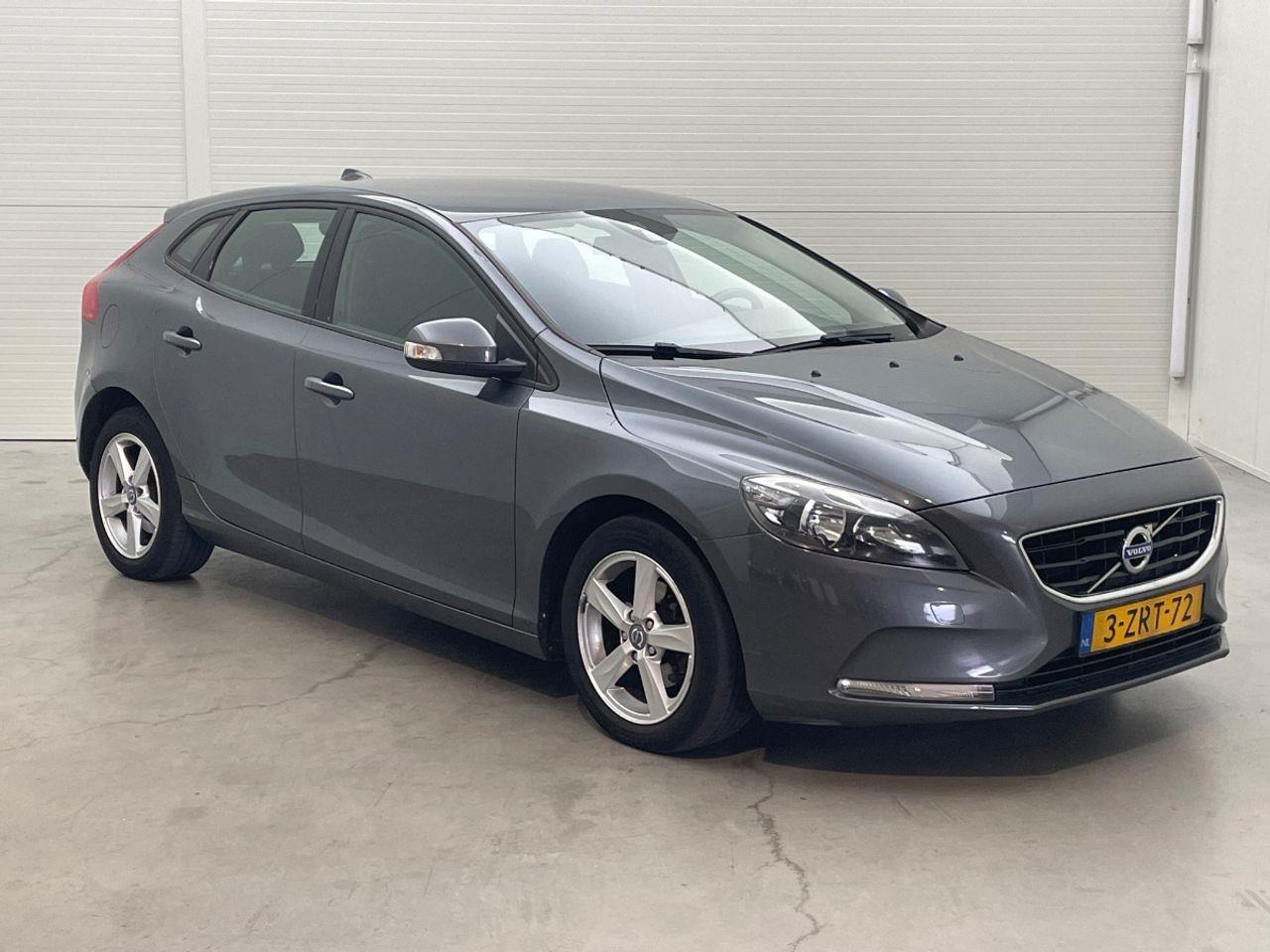 Volvo V40 1.6 D2 Momentum | 2014 | 219.070 km | 3ZRT72 | NAP: Geen oordeel - Mobil: gambar 2 Volvo V40 1.6 D2 Momentum | 2014 | 219.070 km | 3ZRT72 | NAP: Geen oordeel - Mobil: gambar 2