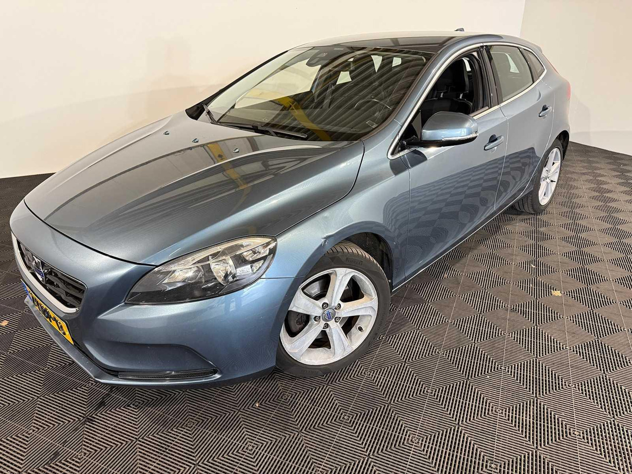 Volvo V40 1.6 T3 Momentum 2-KBP-13 210.566 km - Mobil: gambar 1 Volvo V40 1.6 T3 Momentum 2-KBP-13 210.566 km - Mobil: gambar 1