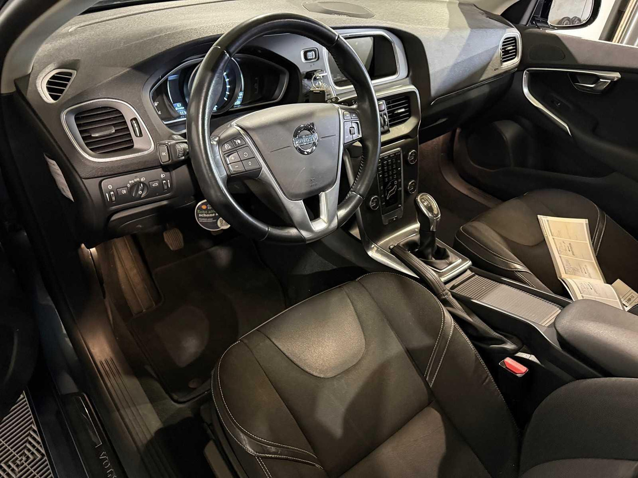 Volvo V40 1.6 T3 Momentum 2-KBP-13 210.566 km - Mobil: gambar 2 Volvo V40 1.6 T3 Momentum 2-KBP-13 210.566 km - Mobil: gambar 2