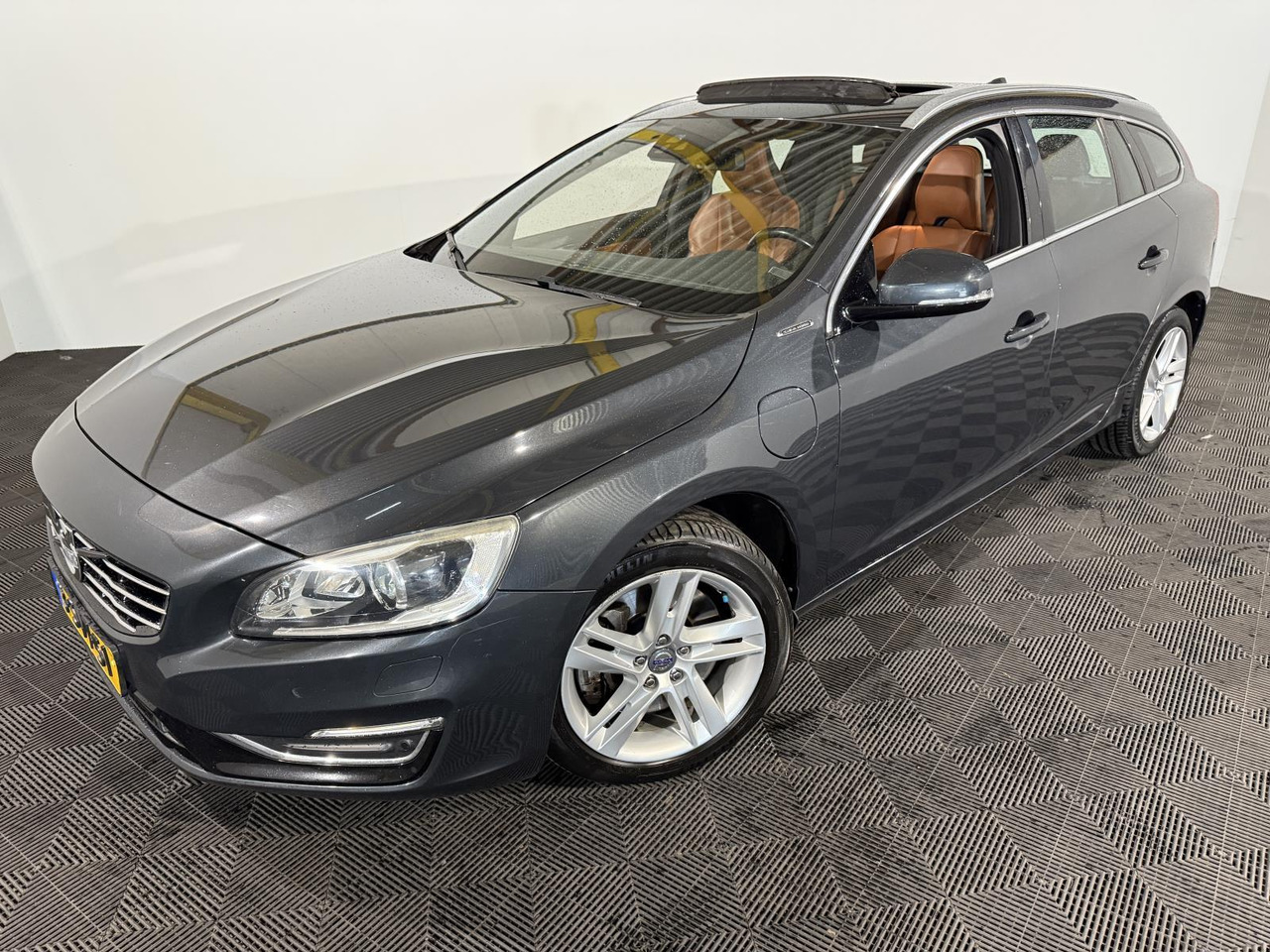 Volvo V60 2.4 D6 AWD Plug-In Hybrid Summum | 2013 | 3-SVT-51 | 247.435 km | 3-SVT-51 - Mobil: gambar 1 Volvo V60 2.4 D6 AWD Plug-In Hybrid Summum | 2013 | 3-SVT-51 | 247.435 km | 3-SVT-51 - Mobil: gambar 1