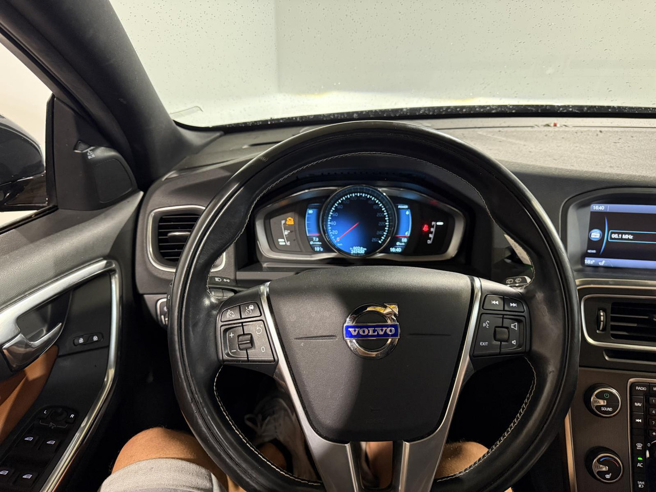 Volvo V60 2.4 D6 AWD Plug-In Hybrid Summum | 2013 | 3-SVT-51 | 247.435 km | 3-SVT-51 - Mobil: gambar 2 Volvo V60 2.4 D6 AWD Plug-In Hybrid Summum | 2013 | 3-SVT-51 | 247.435 km | 3-SVT-51 - Mobil: gambar 2
