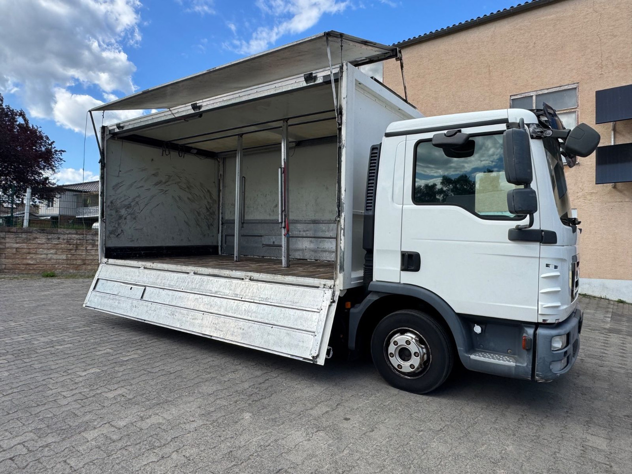 MAN TGL 8.180/2xAHK/Zertifikat/Schwenkwand - Truk minuman: gambar 5 MAN TGL 8.180/2xAHK/Zertifikat/Schwenkwand - Truk minuman: gambar 5