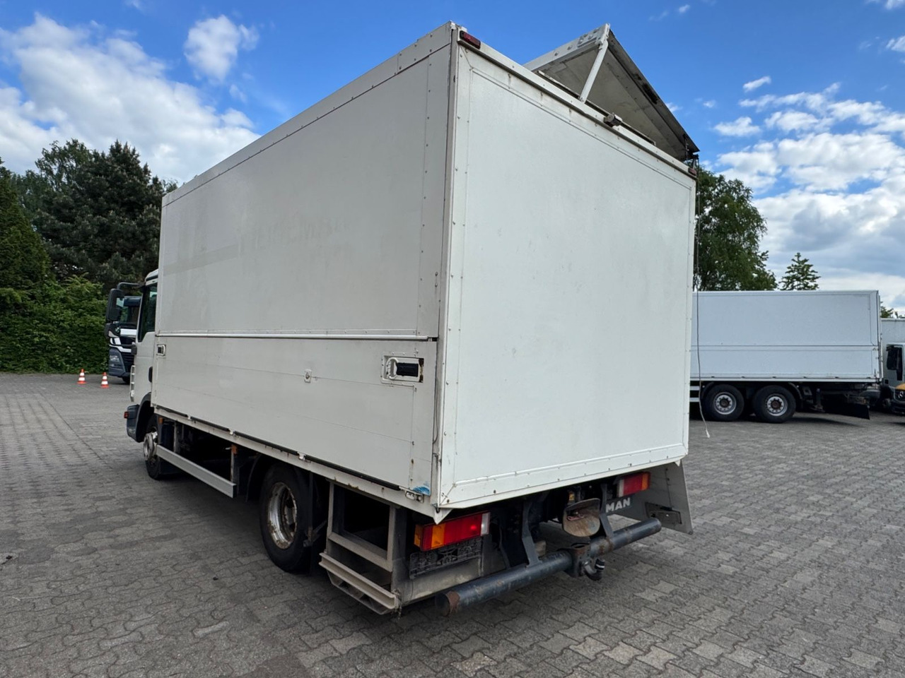 MAN TGL 8.180/2xAHK/Zertifikat/Schwenkwand - Truk minuman: gambar 3 MAN TGL 8.180/2xAHK/Zertifikat/Schwenkwand - Truk minuman: gambar 3