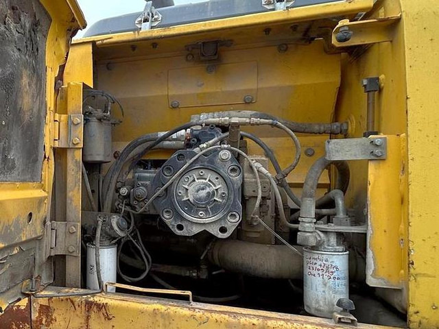 Ekskavator New Holland E215B: gambar 8