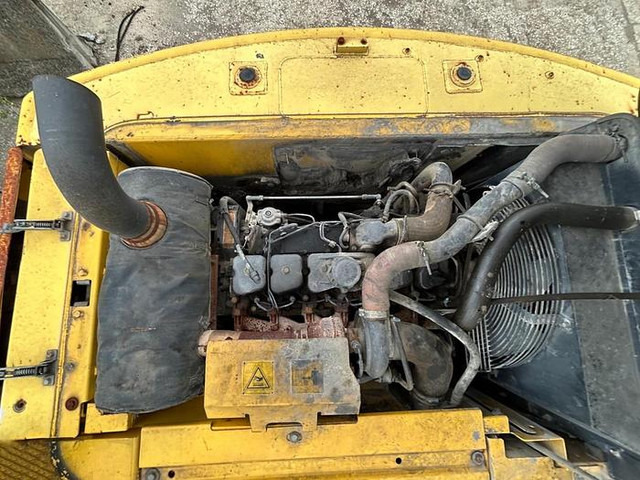 Ekskavator New Holland E215B: gambar 10