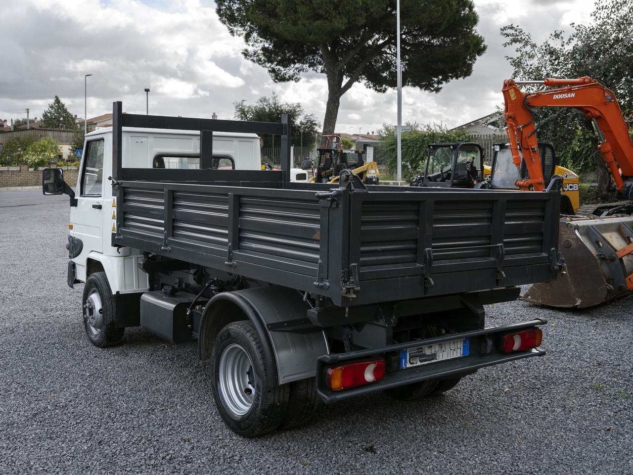 PIAGGIO THREE-SIDE TIPPER - Truk jungkit: gambar 3 PIAGGIO THREE-SIDE TIPPER - Truk jungkit: gambar 3