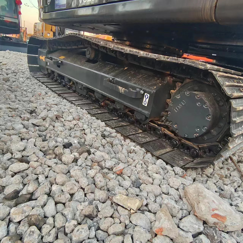 Ekskavator perayap VOLVO EC140: gambar 11