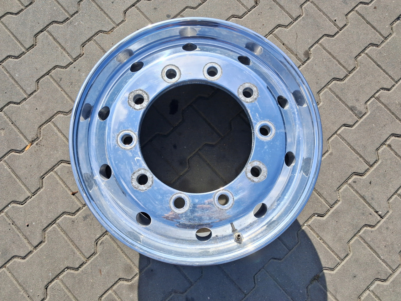 FELGA ALUMINIOWA ALCOA PRZÓD SZEROKA POLEROWANA 22,5 X 11,75 ET 120 TIR - Pelek untuk Truk: gambar 2 FELGA ALUMINIOWA ALCOA PRZÓD SZEROKA POLEROWANA 22,5 X 11,75 ET 120 TIR - Pelek untuk Truk: gambar 2