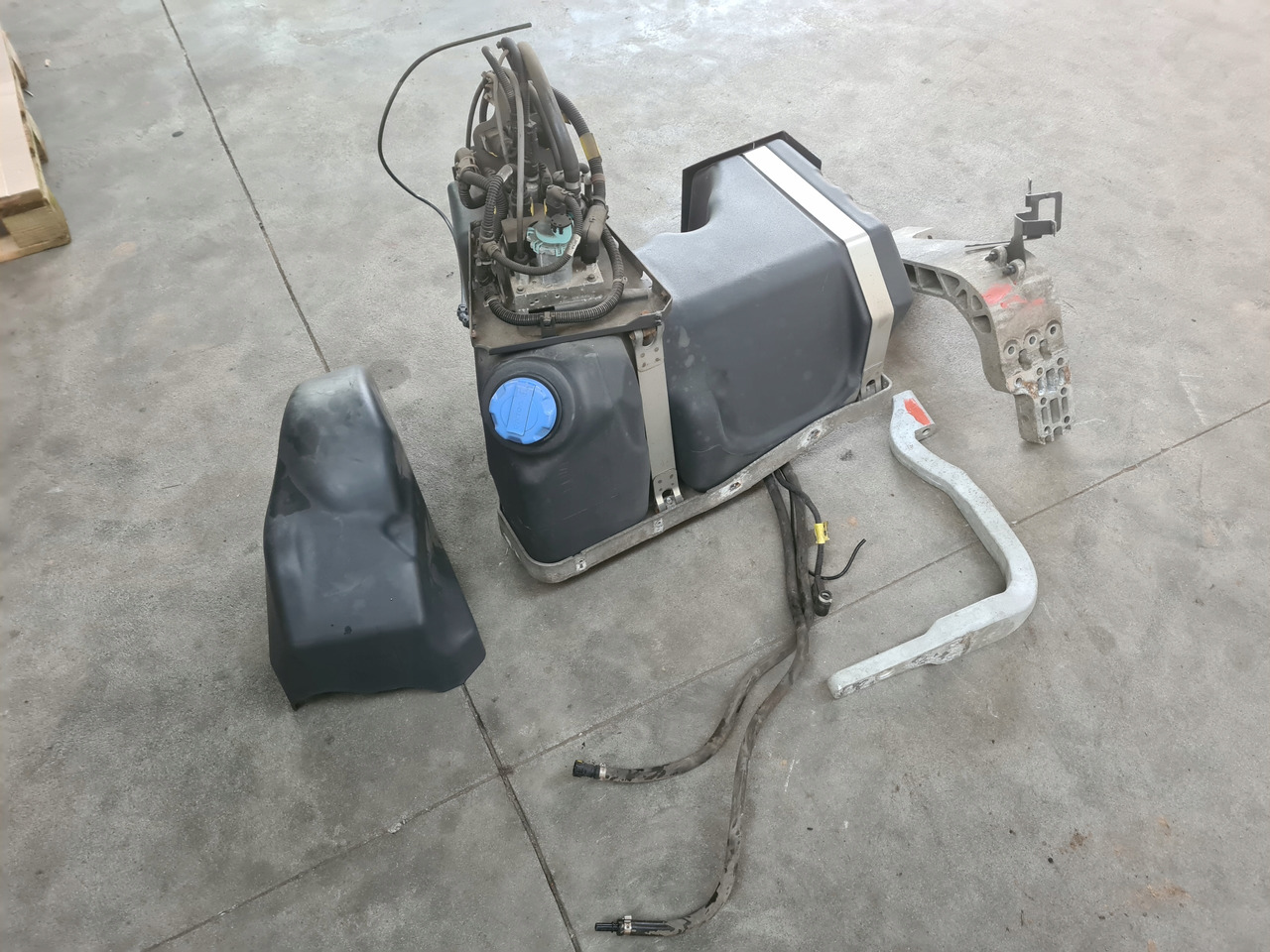 VOLVO ZBIORNIK POMPA WIĄZKA ADBLUE KOMPLET RENAULT GAMA T VOLVO FH 4 FM 4 - Tangki adBlue: gambar 3 VOLVO ZBIORNIK POMPA WIĄZKA ADBLUE KOMPLET RENAULT GAMA T VOLVO FH 4 FM 4 - Tangki adBlue: gambar 3