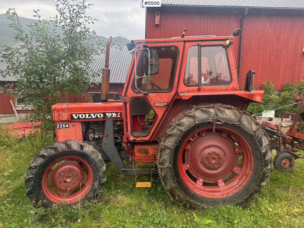 1979 Volvo BM 2254 tractor with front loader and chains. SEE VIDEO. - Traktor: gambar 1 1979 Volvo BM 2254 tractor with front loader and chains. SEE VIDEO. - Traktor: gambar 1