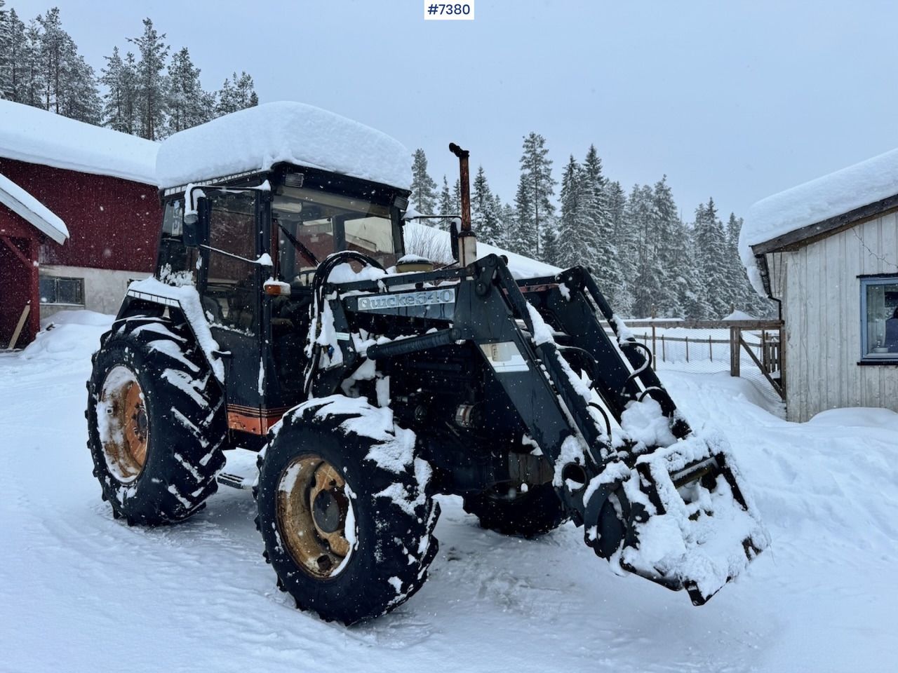 1989 Valmet 655 4x4 w/ Front Loader – Bucket – Forks and Round Bale Spike - Traktor: gambar 1 1989 Valmet 655 4x4 w/ Front Loader – Bucket – Forks and Round Bale Spike - Traktor: gambar 1