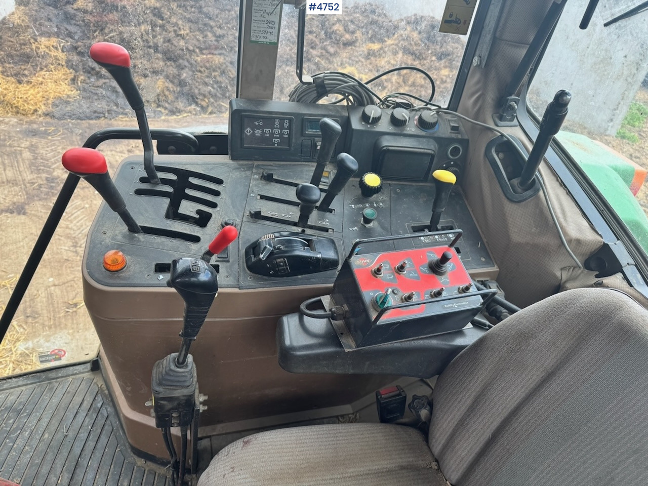 Traktor 1998 John Deere 6506 4x4 w/ Front loader: gambar 31