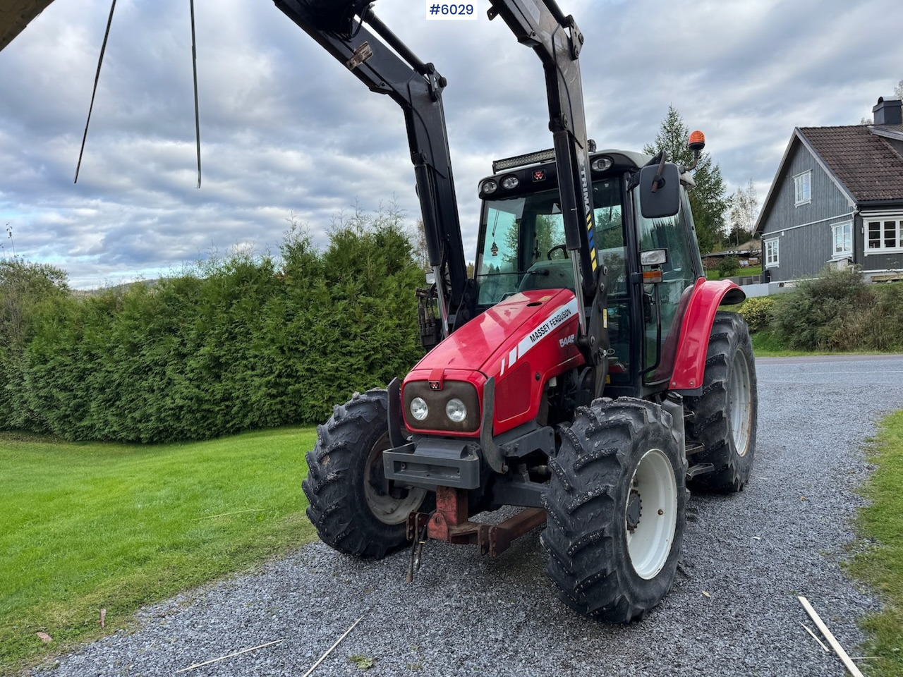 2010 Massey Ferguson 5445 with Front Loader - Traktor: gambar 2 2010 Massey Ferguson 5445 with Front Loader - Traktor: gambar 2