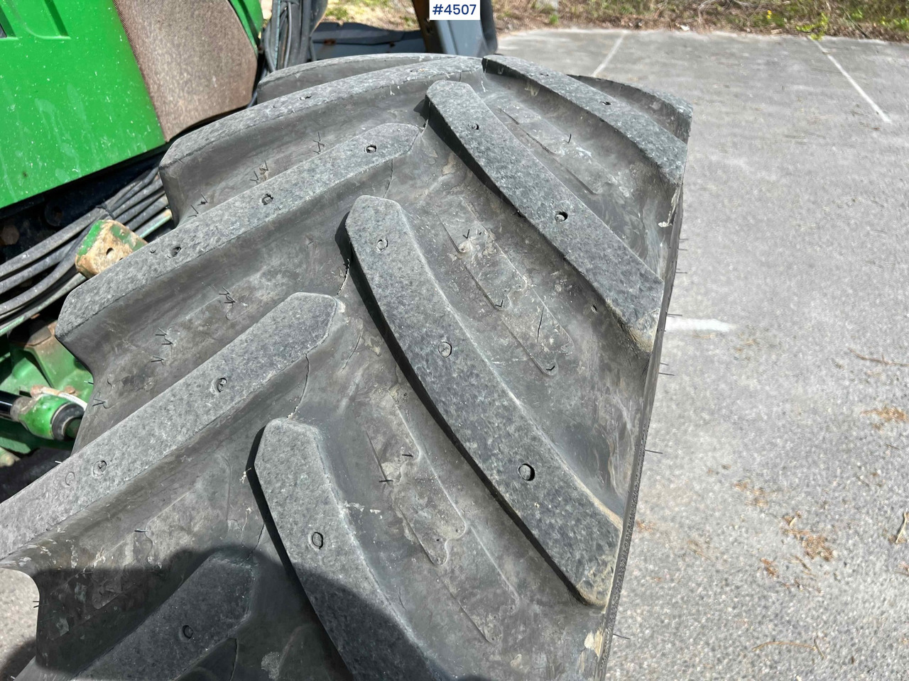 Traktor 2012 John Deere 6140R w/ front loader: gambar 40