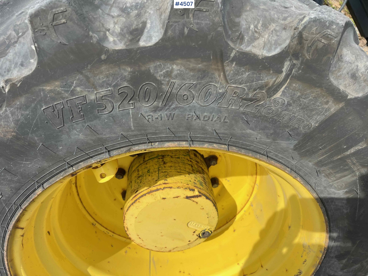 Traktor 2012 John Deere 6140R w/ front loader: gambar 43