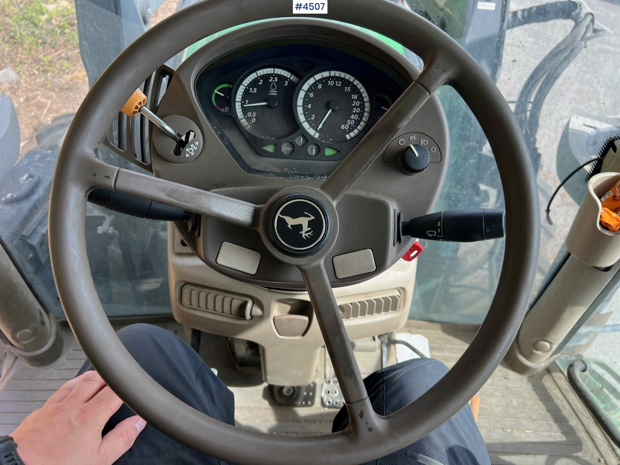 Traktor 2012 John Deere 6140R w/ front loader: gambar 28