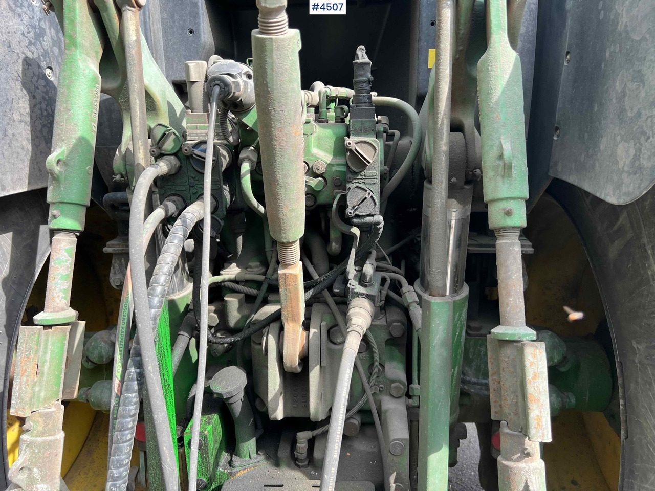 Traktor 2012 John Deere 6140R w/ front loader: gambar 39