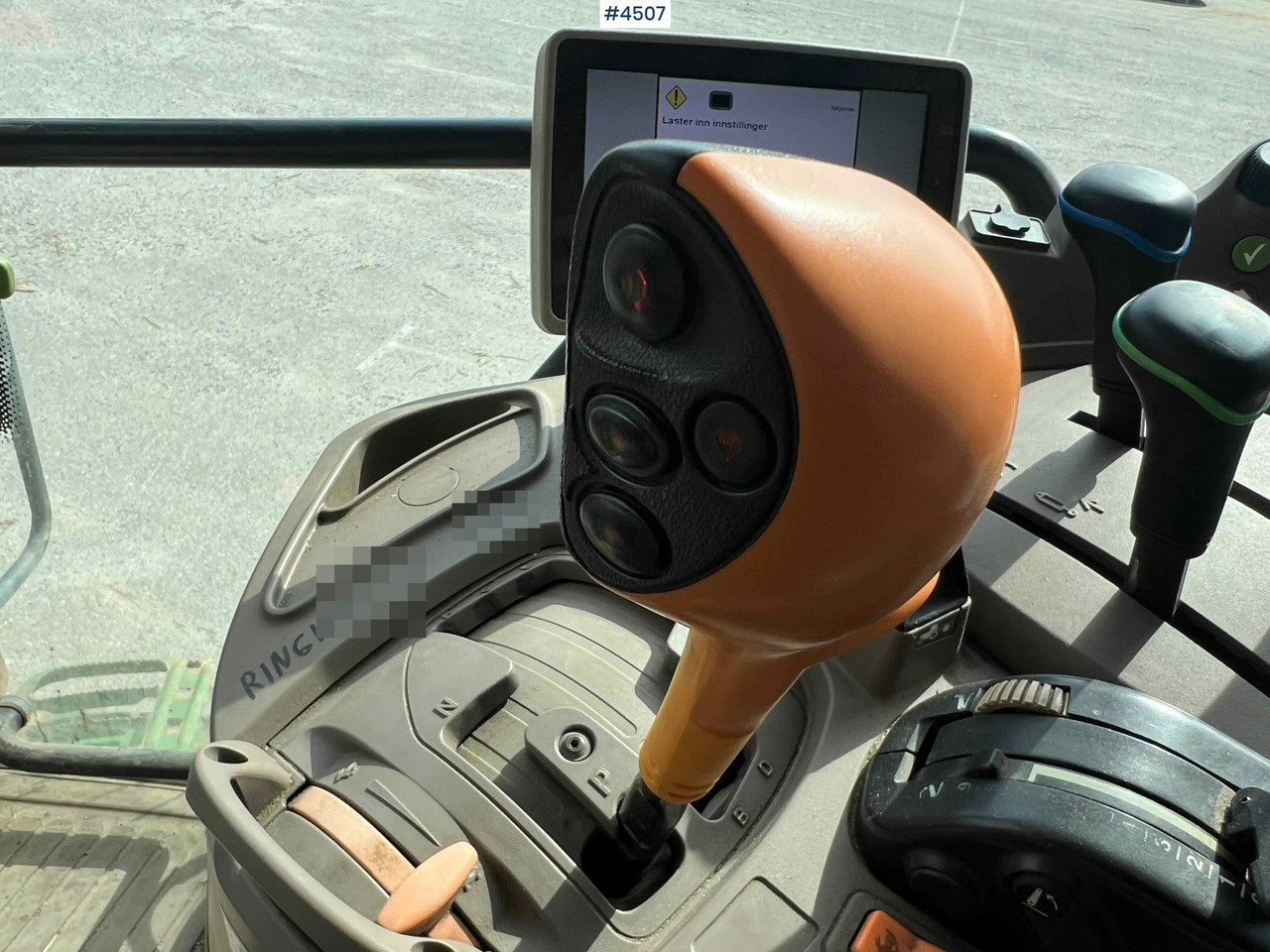 Traktor 2012 John Deere 6140R w/ front loader: gambar 34