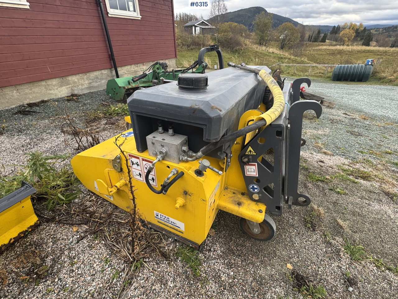 2016 VAMA 2000 Sweeping broom w/ side broom - Sapu: gambar 1 2016 VAMA 2000 Sweeping broom w/ side broom - Sapu: gambar 1