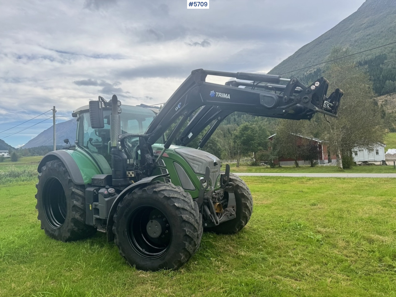 Traktor 2017 Fendt 724 Vario w/ GPS, Front PTO, Loader and hydraulics.: gambar 9 Traktor 2017 Fendt 724 Vario w/ GPS, Front PTO, Loader and hydraulics.: gambar 9