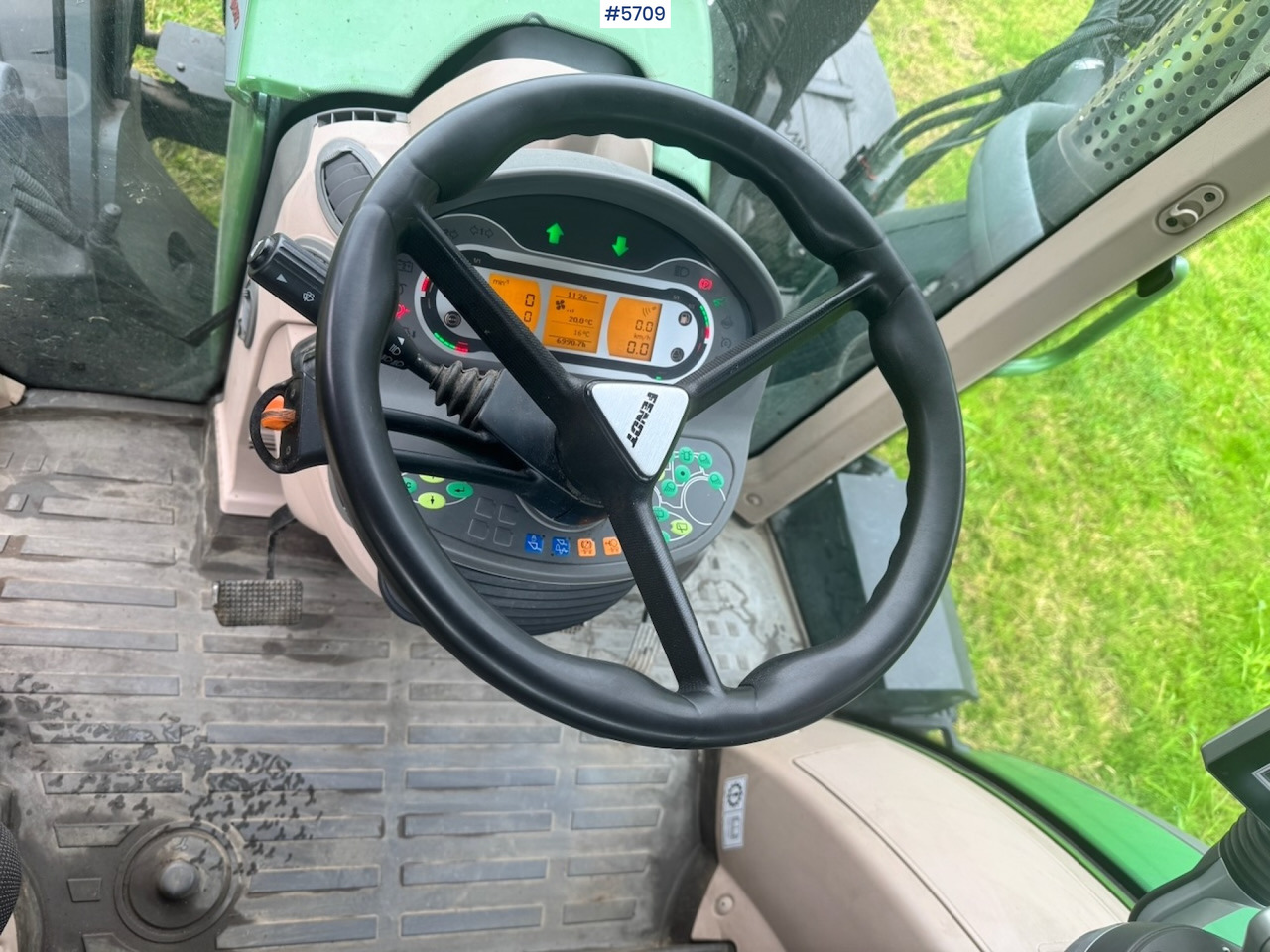 Traktor 2017 Fendt 724 Vario w/ GPS, Front PTO, Loader and hydraulics.: gambar 36 Traktor 2017 Fendt 724 Vario w/ GPS, Front PTO, Loader and hydraulics.: gambar 36
