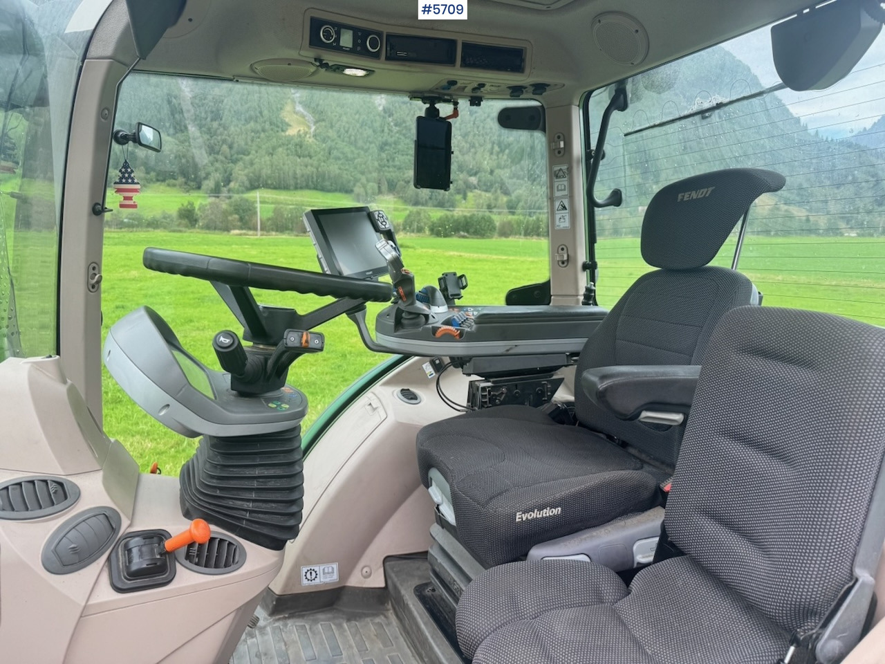 Traktor 2017 Fendt 724 Vario w/ GPS, Front PTO, Loader and hydraulics.: gambar 31 Traktor 2017 Fendt 724 Vario w/ GPS, Front PTO, Loader and hydraulics.: gambar 31