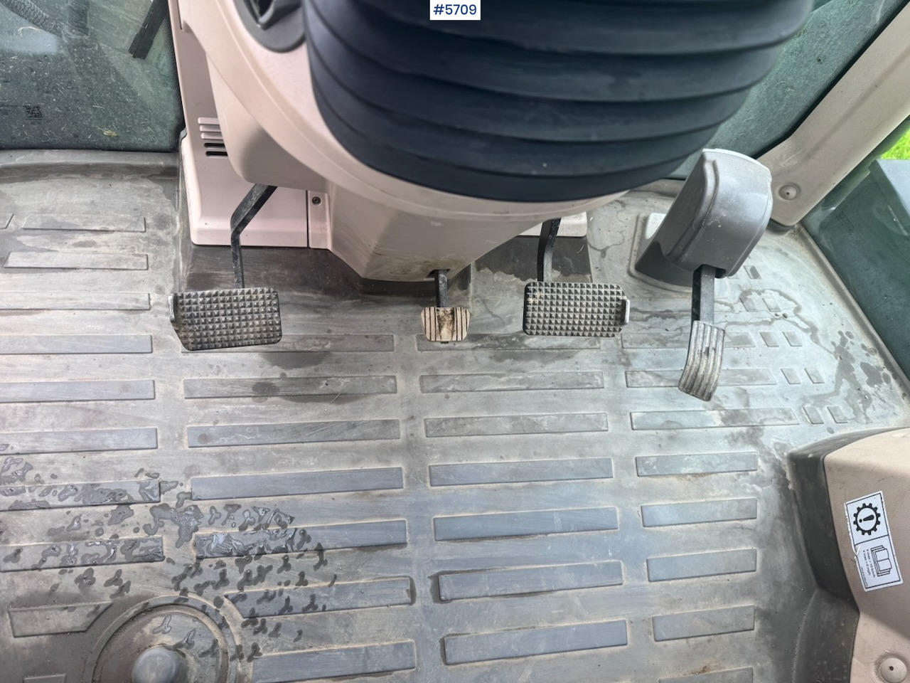 Traktor 2017 Fendt 724 Vario w/ GPS, Front PTO, Loader and hydraulics.: gambar 37 Traktor 2017 Fendt 724 Vario w/ GPS, Front PTO, Loader and hydraulics.: gambar 37