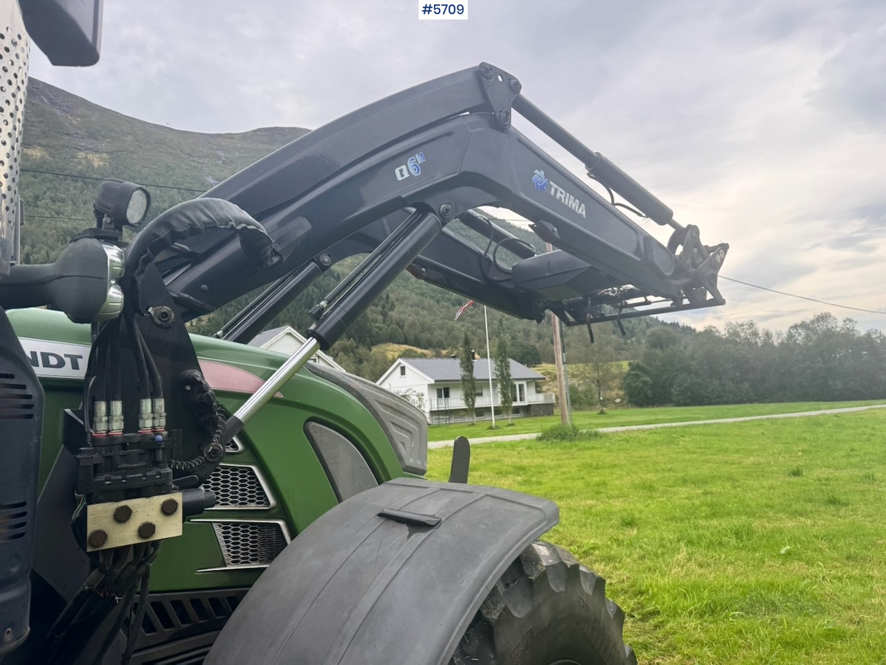 Traktor 2017 Fendt 724 Vario w/ GPS, Front PTO, Loader and hydraulics.: gambar 20 Traktor 2017 Fendt 724 Vario w/ GPS, Front PTO, Loader and hydraulics.: gambar 20