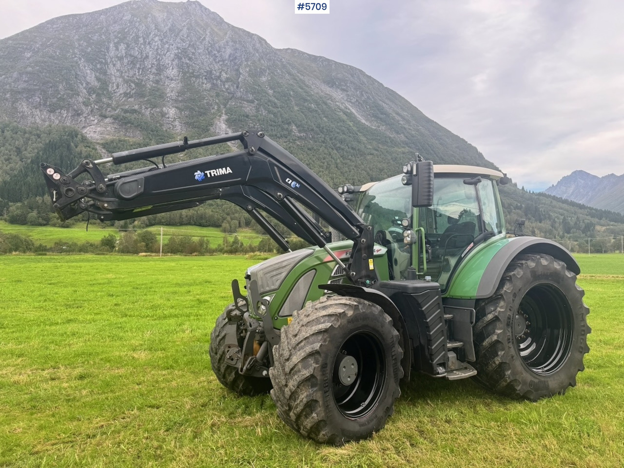 2017 Fendt 724 Vario w/ GPS, Front PTO, Loader and hydraulics. - Traktor: gambar 3 2017 Fendt 724 Vario w/ GPS, Front PTO, Loader and hydraulics. - Traktor: gambar 3
