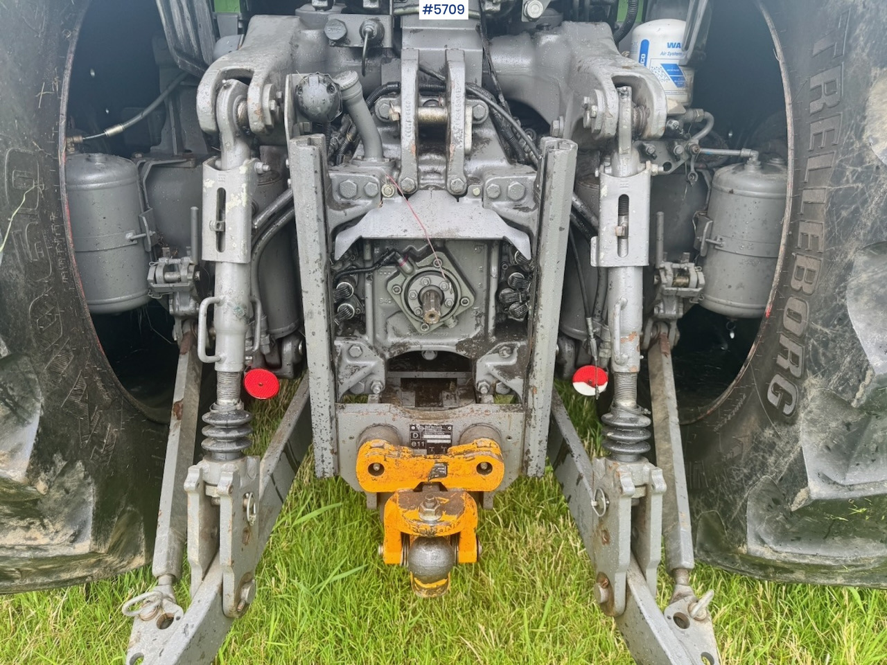 Traktor 2017 Fendt 724 Vario w/ GPS, Front PTO, Loader and hydraulics.: gambar 29 Traktor 2017 Fendt 724 Vario w/ GPS, Front PTO, Loader and hydraulics.: gambar 29