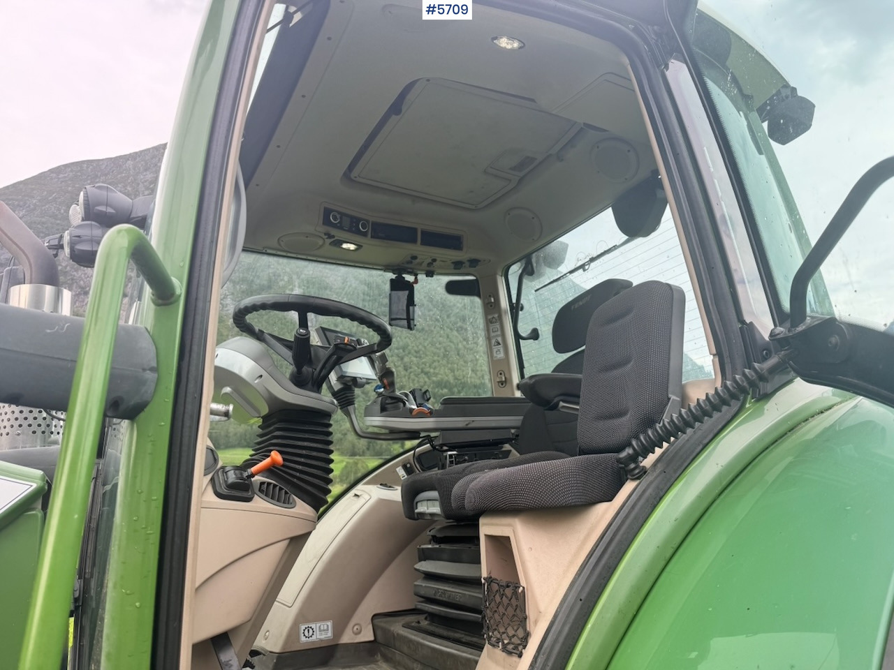 Traktor 2017 Fendt 724 Vario w/ GPS, Front PTO, Loader and hydraulics.: gambar 30 Traktor 2017 Fendt 724 Vario w/ GPS, Front PTO, Loader and hydraulics.: gambar 30