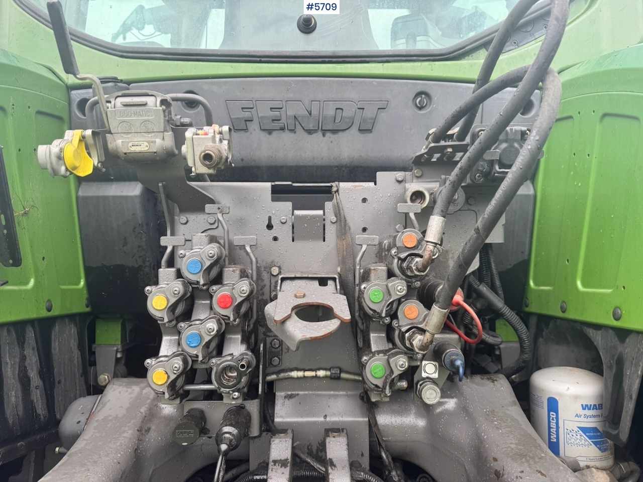 Traktor 2017 Fendt 724 Vario w/ GPS, Front PTO, Loader and hydraulics.: gambar 28 Traktor 2017 Fendt 724 Vario w/ GPS, Front PTO, Loader and hydraulics.: gambar 28