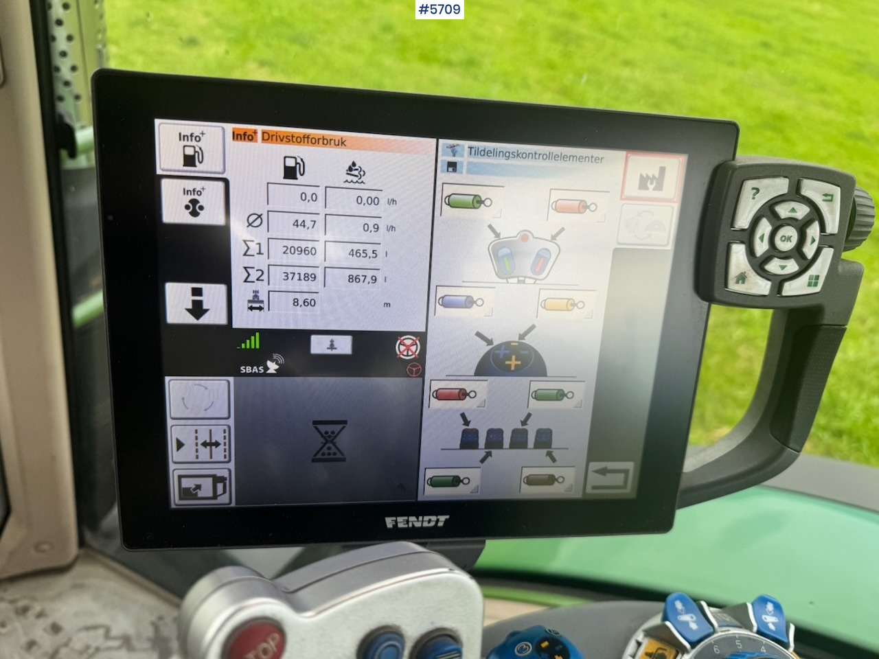 Traktor 2017 Fendt 724 Vario w/ GPS, Front PTO, Loader and hydraulics.: gambar 39 Traktor 2017 Fendt 724 Vario w/ GPS, Front PTO, Loader and hydraulics.: gambar 39