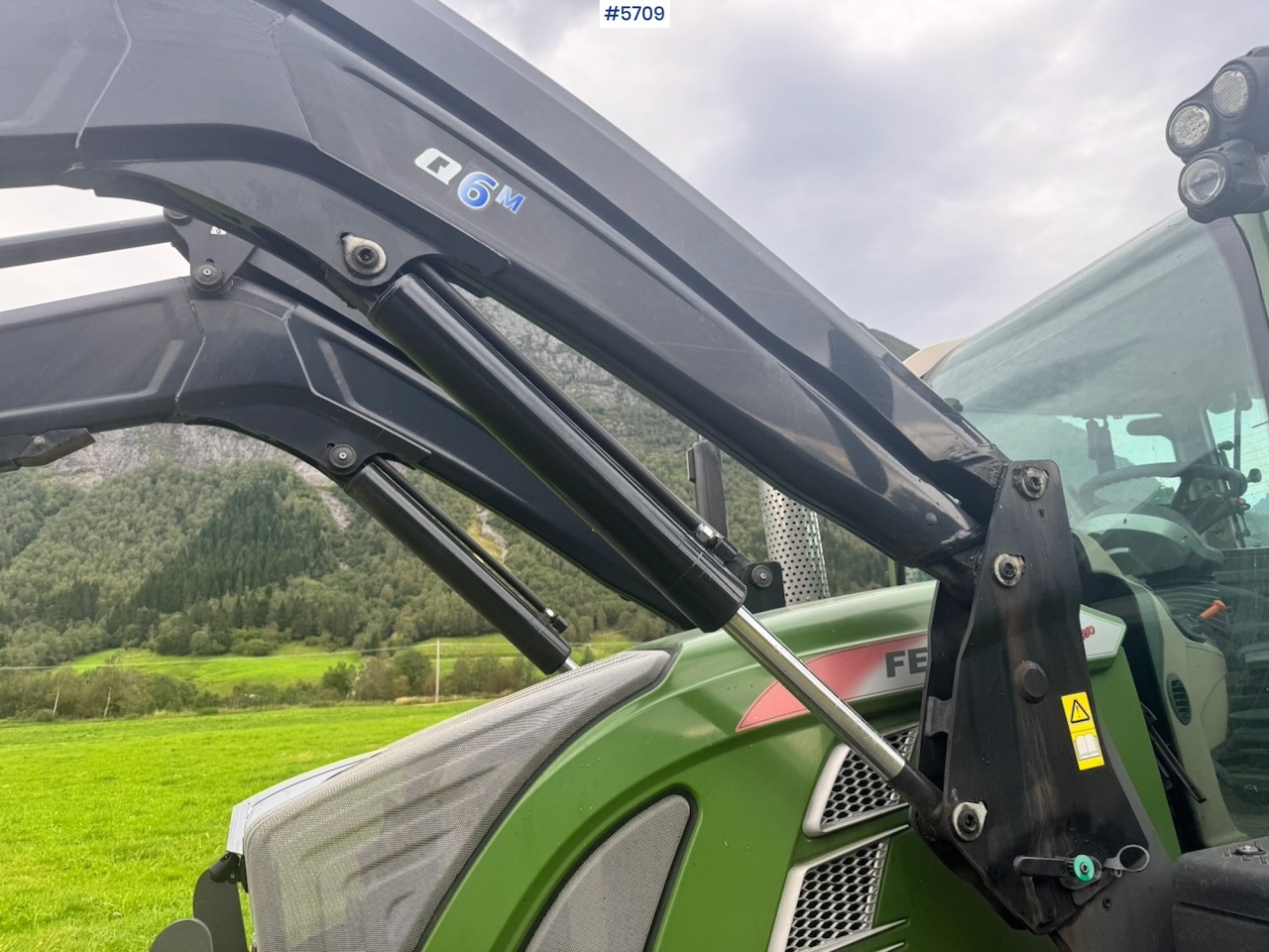 Traktor 2017 Fendt 724 Vario w/ GPS, Front PTO, Loader and hydraulics.: gambar 24 Traktor 2017 Fendt 724 Vario w/ GPS, Front PTO, Loader and hydraulics.: gambar 24