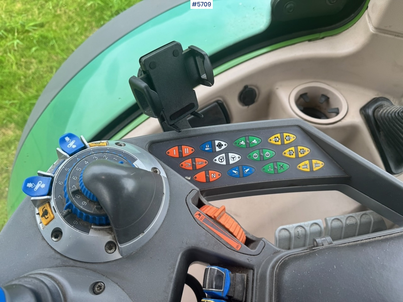 Traktor 2017 Fendt 724 Vario w/ GPS, Front PTO, Loader and hydraulics.: gambar 34 Traktor 2017 Fendt 724 Vario w/ GPS, Front PTO, Loader and hydraulics.: gambar 34