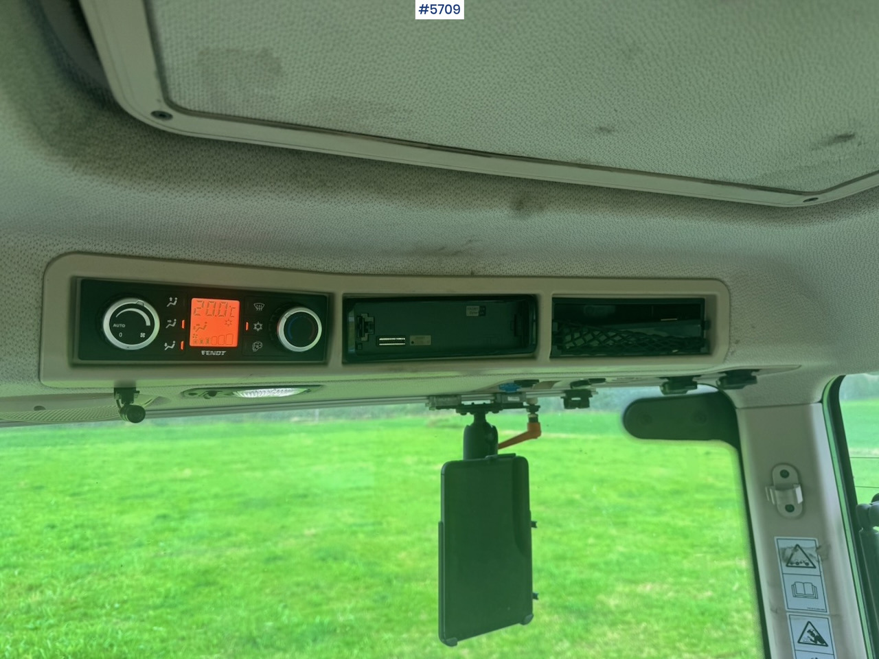 Traktor 2017 Fendt 724 Vario w/ GPS, Front PTO, Loader and hydraulics.: gambar 33 Traktor 2017 Fendt 724 Vario w/ GPS, Front PTO, Loader and hydraulics.: gambar 33