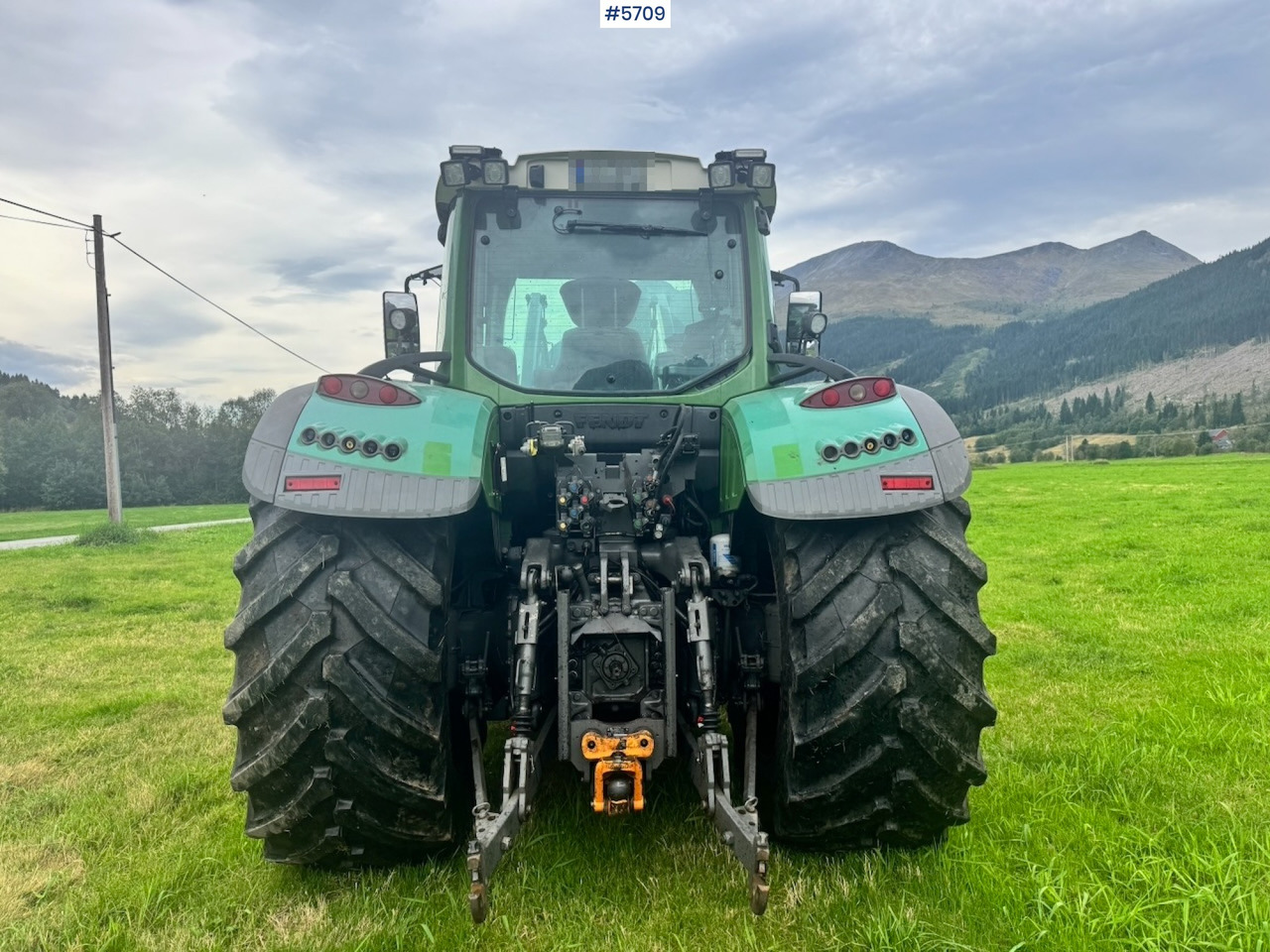 Traktor 2017 Fendt 724 Vario w/ GPS, Front PTO, Loader and hydraulics.: gambar 6 Traktor 2017 Fendt 724 Vario w/ GPS, Front PTO, Loader and hydraulics.: gambar 6