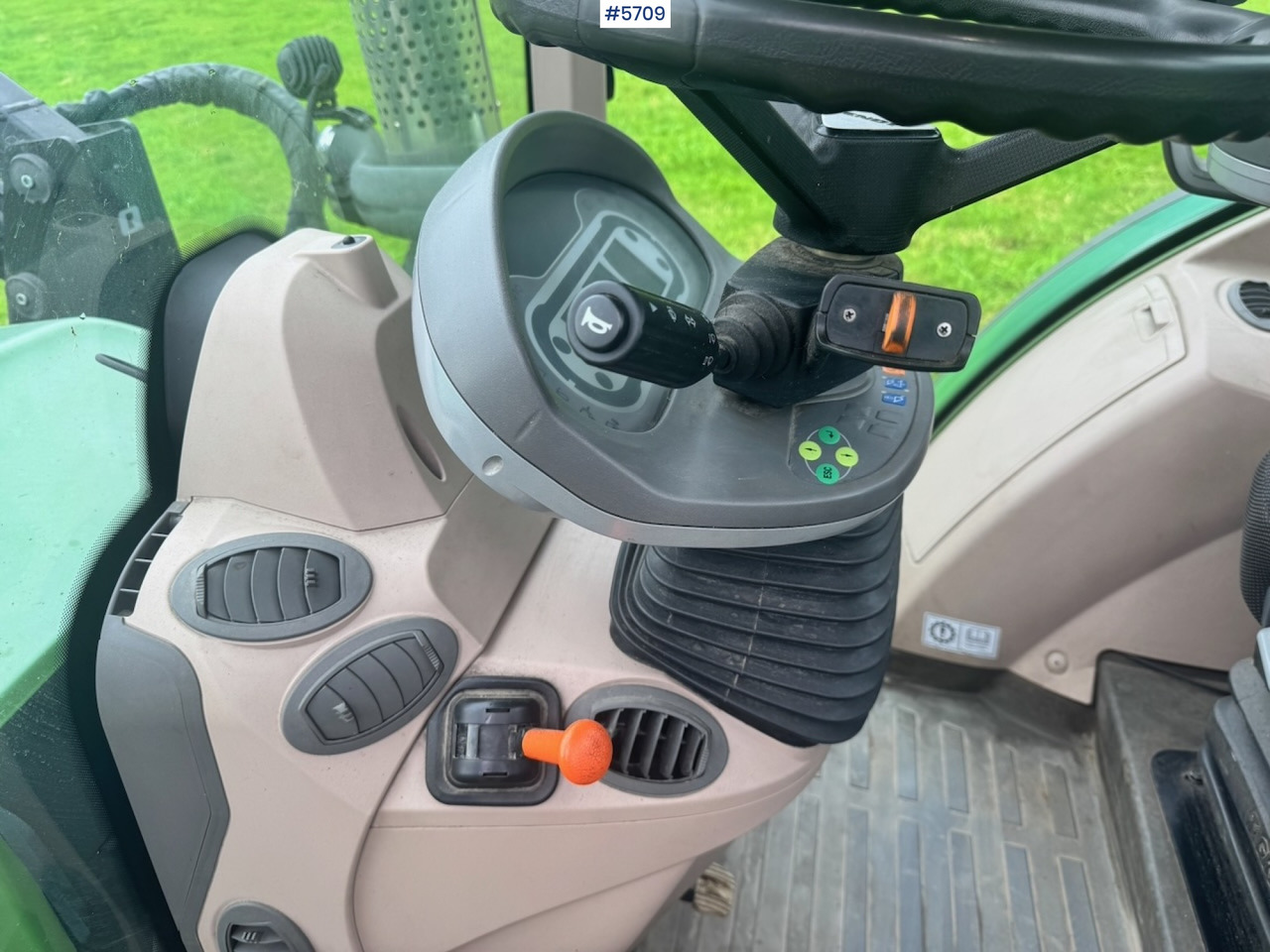 Traktor 2017 Fendt 724 Vario w/ GPS, Front PTO, Loader and hydraulics.: gambar 41 Traktor 2017 Fendt 724 Vario w/ GPS, Front PTO, Loader and hydraulics.: gambar 41