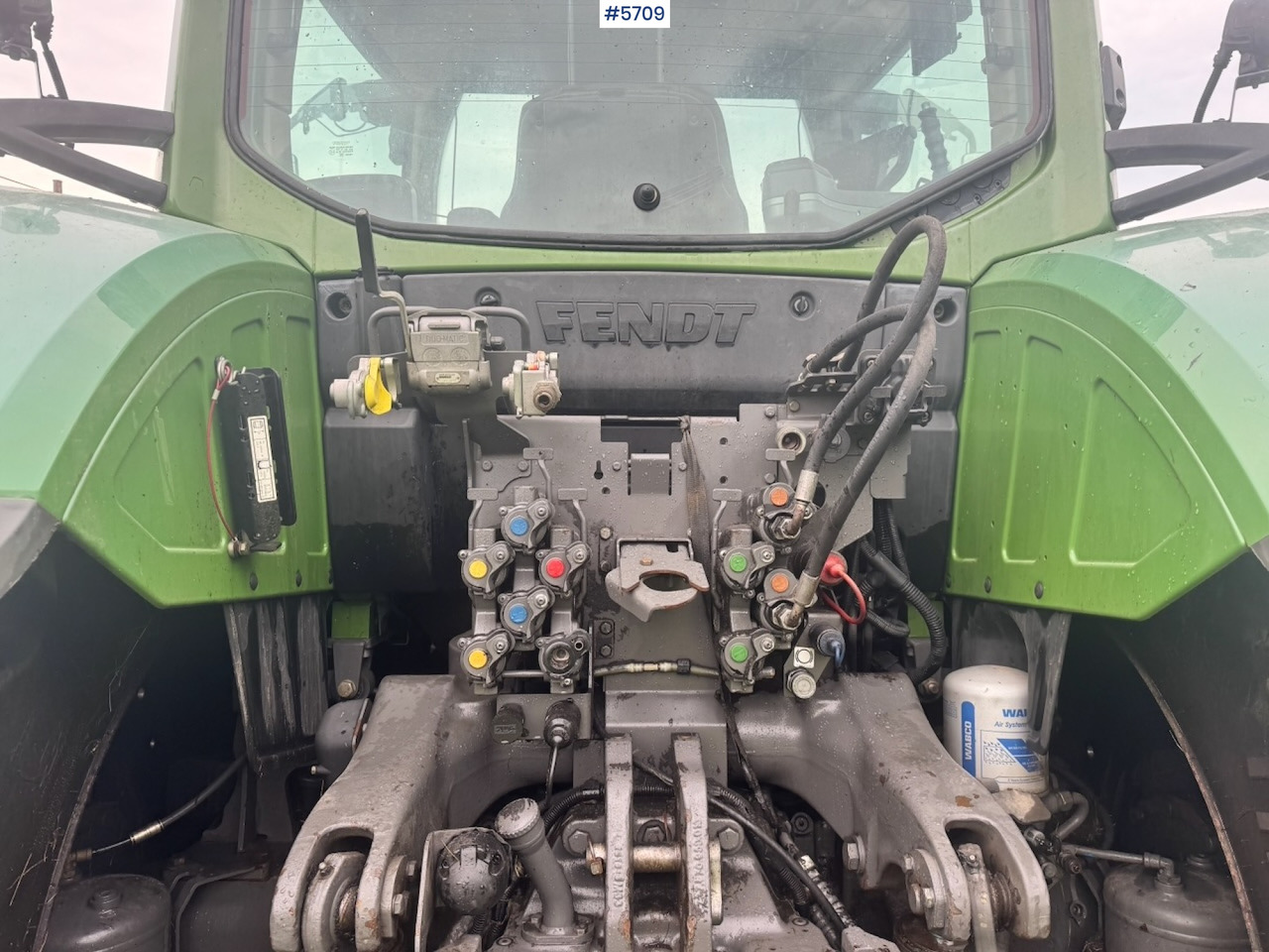 Traktor 2017 Fendt 724 Vario w/ GPS, Front PTO, Loader and hydraulics.: gambar 26 Traktor 2017 Fendt 724 Vario w/ GPS, Front PTO, Loader and hydraulics.: gambar 26